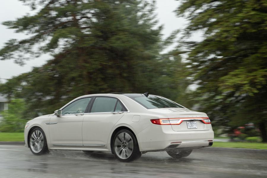  Lincoln Continental 2016 года  (фото 16 из 19)